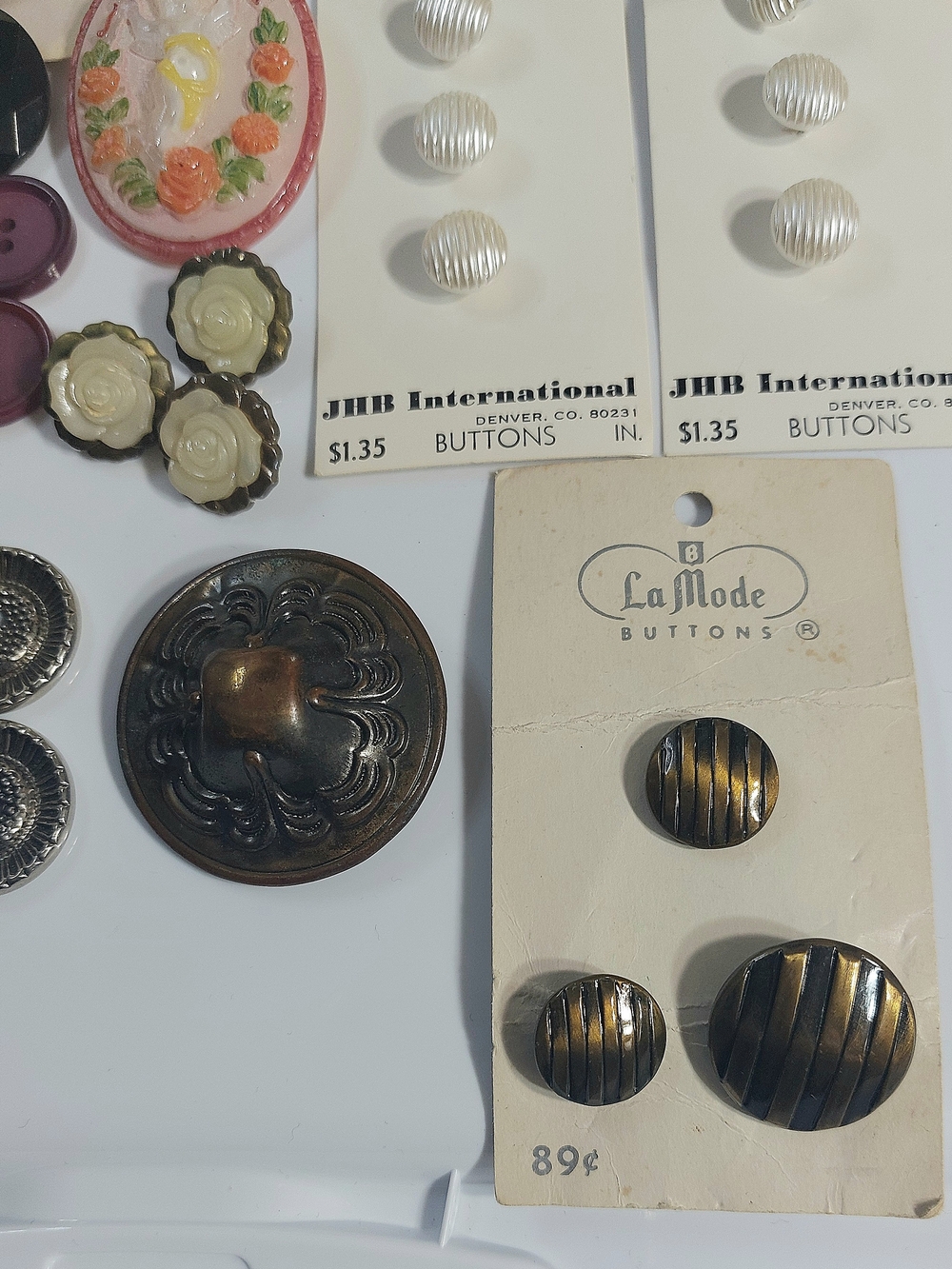 Assorted Vintage Buttons Lot - Black, Red, Pink, Gold, Cream - Picture 4 of 9